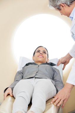 Doktor kadın ct tarama testi için hazırlanıyor
