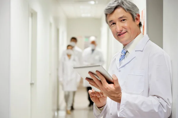 Médico segurando tablet digital — Fotografia de Stock