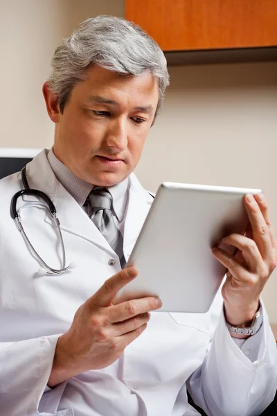 Médecin regardant tablette numérique — Photo