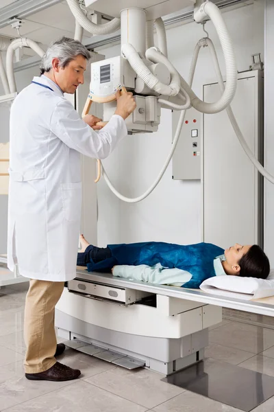 Radiologista pronto para fazer raio-X do paciente — Fotografia de Stock