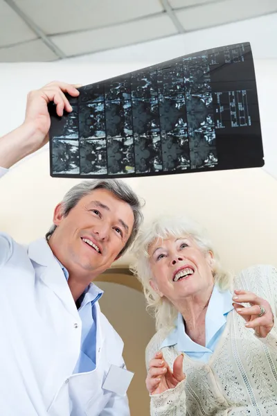 Médico e paciente olhando para raio-x — Fotografia de Stock