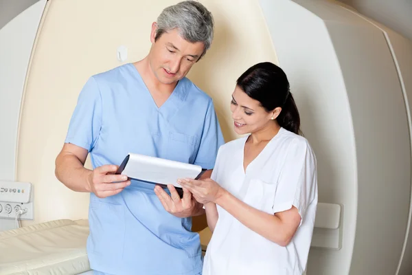 Technicians Looking At Clipboard — Stock Photo, Image