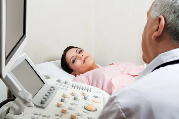 Female For Ultrasound Check Up At Clinic — Stock Photo, Image