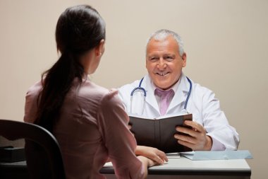 Doktor hastaya bakıyor.