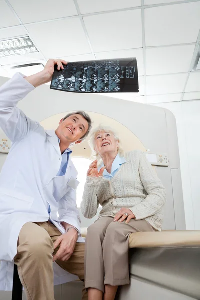 Radiologista com paciente olhando para o raio-X — Fotografia de Stock