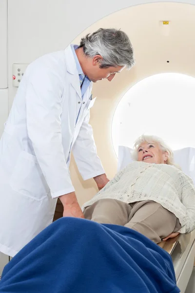 Senior weiblich mit mri scan — Stockfoto