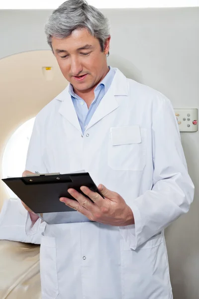 Doctor Writing On Clipboard — Stock Photo, Image