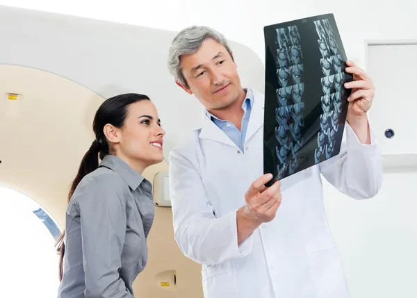 Radiologist And Patient Looking At X-ray — Stock Photo, Image