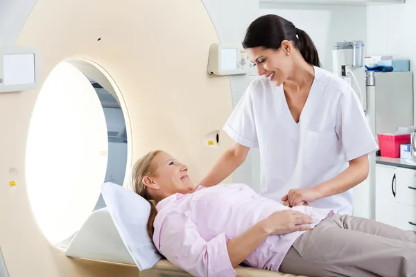 Patientin auf ct scan bed — Stockfoto