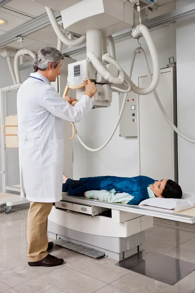 Женщина проходит рентгеновский тест — стоковое фото