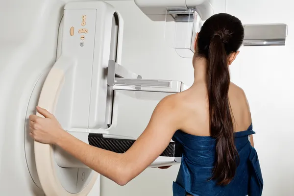 Kobieta przy badaniu RTG mammografia — Zdjęcie stockowe