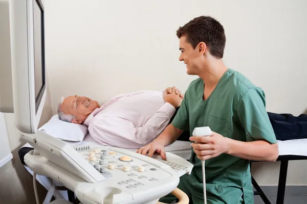 Radiologiska teknikern leende på patienten — Stockfoto