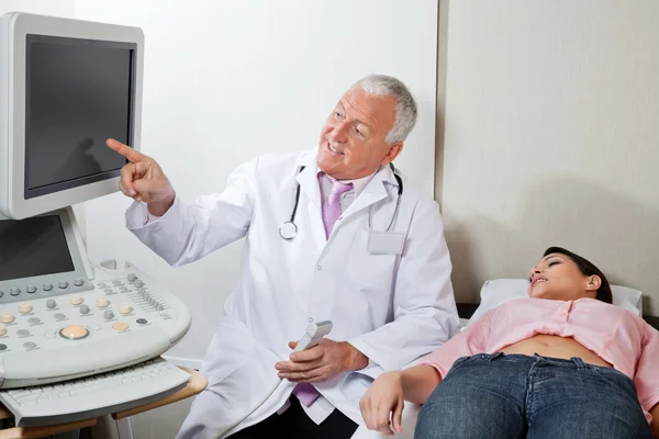 Radiolog med kvinnlig patient på klinik — Stockfoto