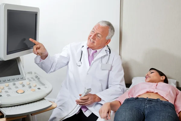 Radiologist With Female Patient At Clinic — Stock Photo, Image