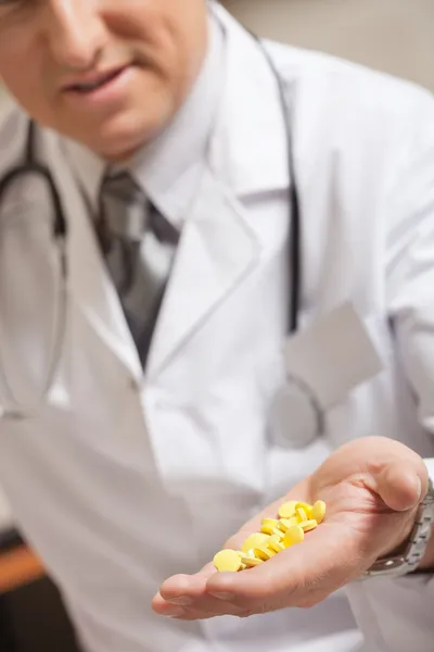 Médico Segurando Comprimidos Amarelos — Fotografia de Stock