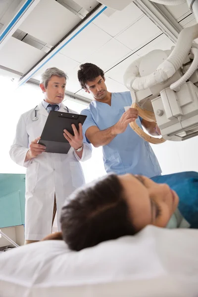 Technicien installant la machine au patient de rayon X — Photo