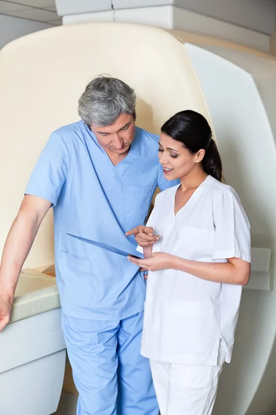 Technici permanent door mri-machine — Stockfoto