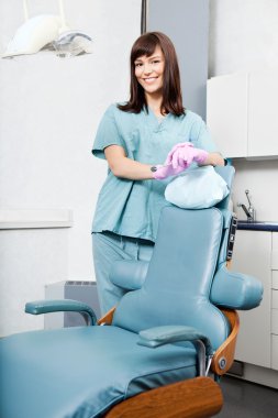 gülümseyen kadın dişçi klinikte diş sandalye tarafından ayakta