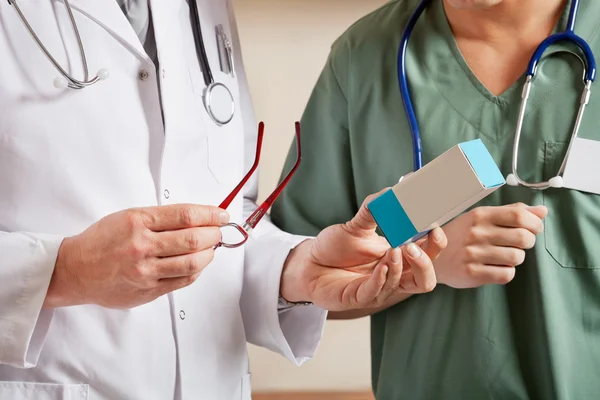 Doktor ilaç kutusu holding — Stok fotoğraf