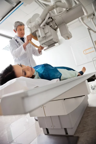 Radiologist Setting Up Machine To X-ray Female — Stock Photo, Image