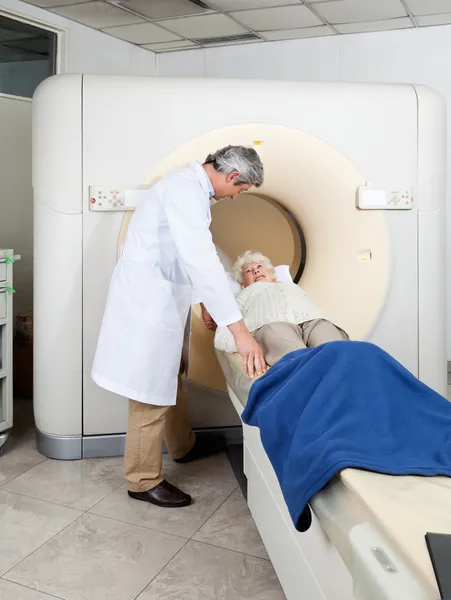 Médico preparando a la mujer para la prueba de escaneo CT —  Fotos de Stock