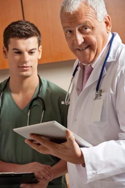 Médico sênior segurando prancheta — Fotografia de Stock