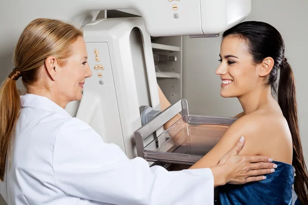 Arts met patiënten krijgen mammogram x-ray test — Stockfoto