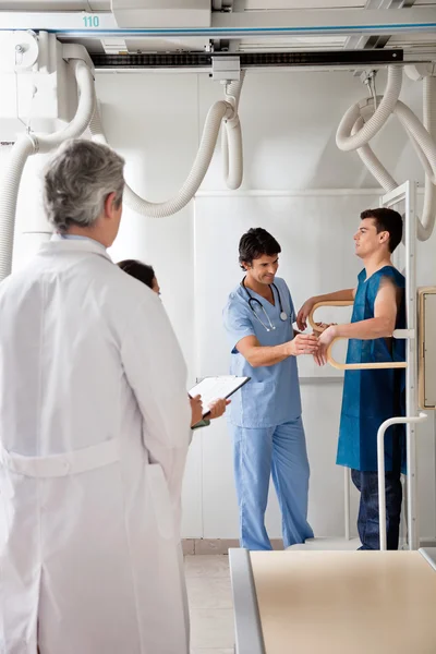 Ärzteteam mit Patient im Röntgenraum — Stockfoto