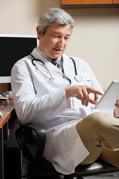 Médecin utilisant une tablette numérique — Photo