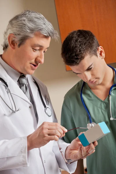 Profesionales médicos mirando la caja de la medicina — Foto de Stock