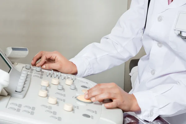 Female Radiologist Operating Ultrasound Machine — Stock Photo, Image