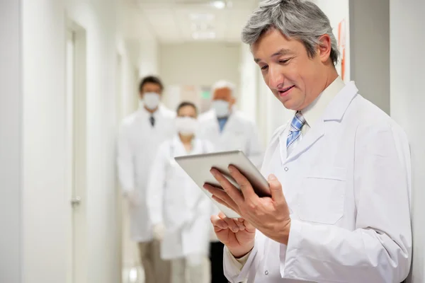 Médico segurando tablet digital — Fotografia de Stock