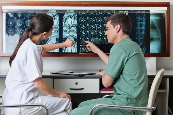 Técnicos médicos señalando la radiografía por resonancia magnética — Foto de Stock