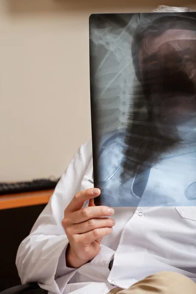 Radiologista Segurando raio-X — Fotografia de Stock