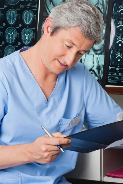 Медицинский работник просматривает документы — стоковое фото