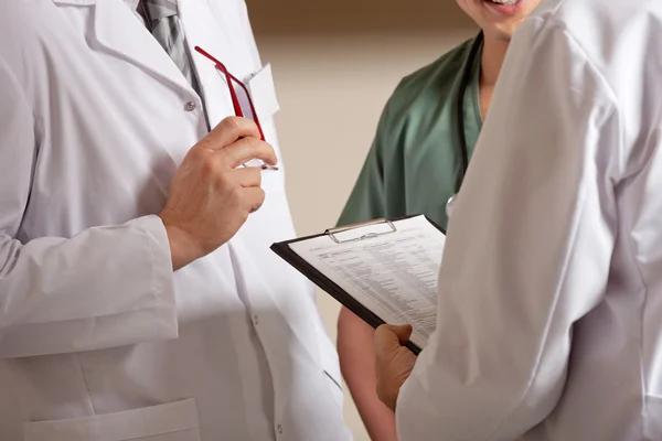 Médico segurando prancheta — Fotografia de Stock