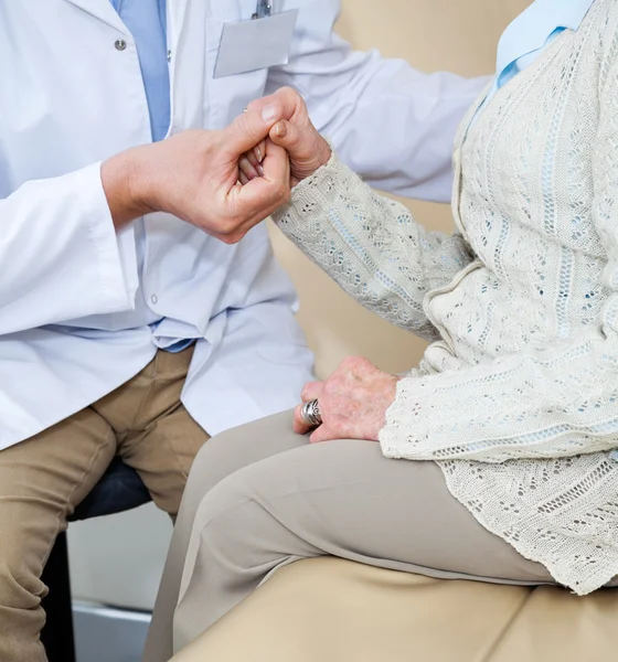 Läkare tröstande kvinnlig patient — Stockfoto