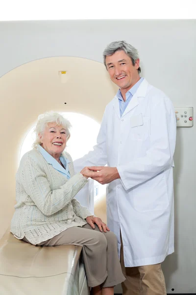 Médico feliz e paciente feminino — Fotografia de Stock