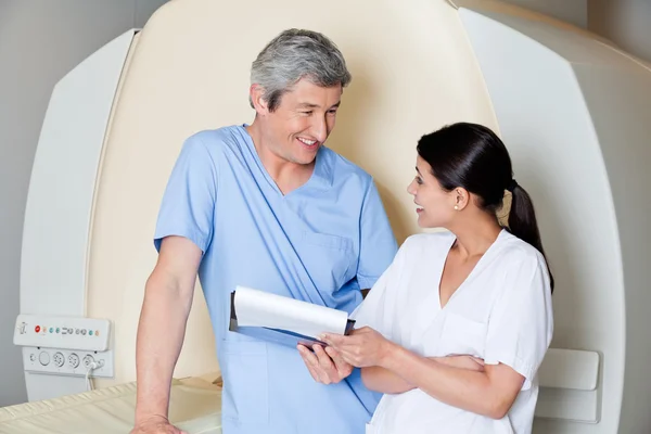 Radiologische technici glimlachen bij elkaar — Stockfoto