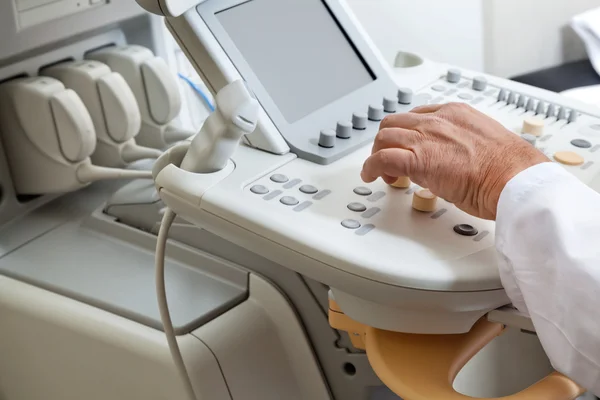 Radiologista operando máquina ultra-sônica — Fotografia de Stock