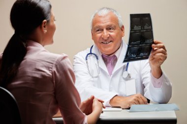 radyolog gösteren x-ray hasta için