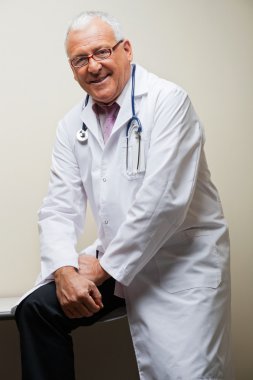 Masada oturmuş kıdemli doktor