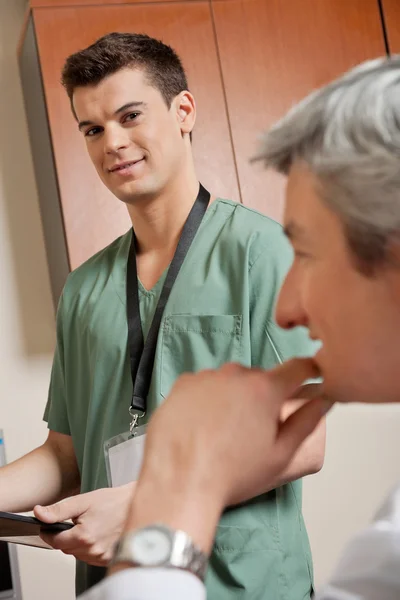 Maschio tecnico con medico — Foto Stock