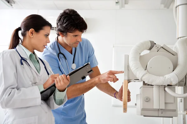 Radiologiste et technicien travaillant à la clinique — Photo