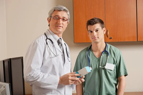 Läkaren håller medicin låda — Stockfoto