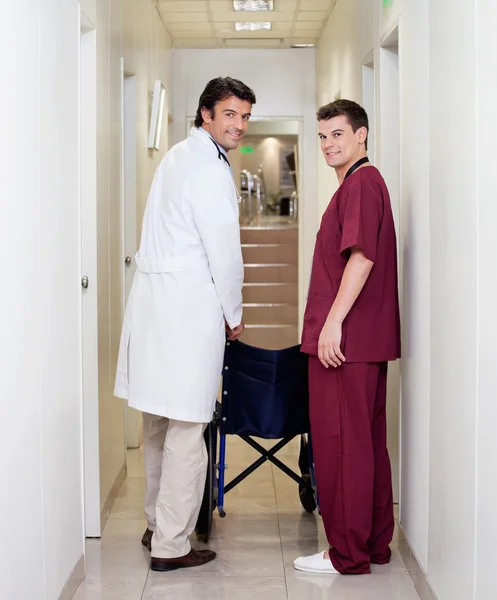 Läkare och manliga sjuksköterska i sjukhuskorridor — Stockfoto