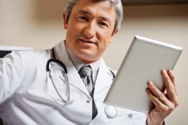 Erkek doktor holding dijital tablet — Stok fotoğraf