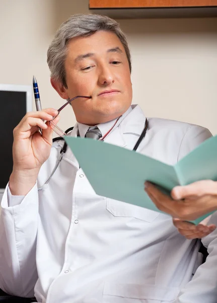 Rapporto medico di lettura medico — Foto Stock