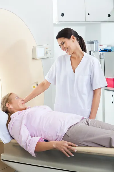 Technicien en radiologie regardant le patient — Photo