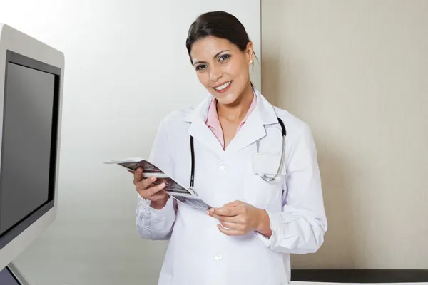 Female Radiologist Holding Sonography Print — Stock Photo, Image